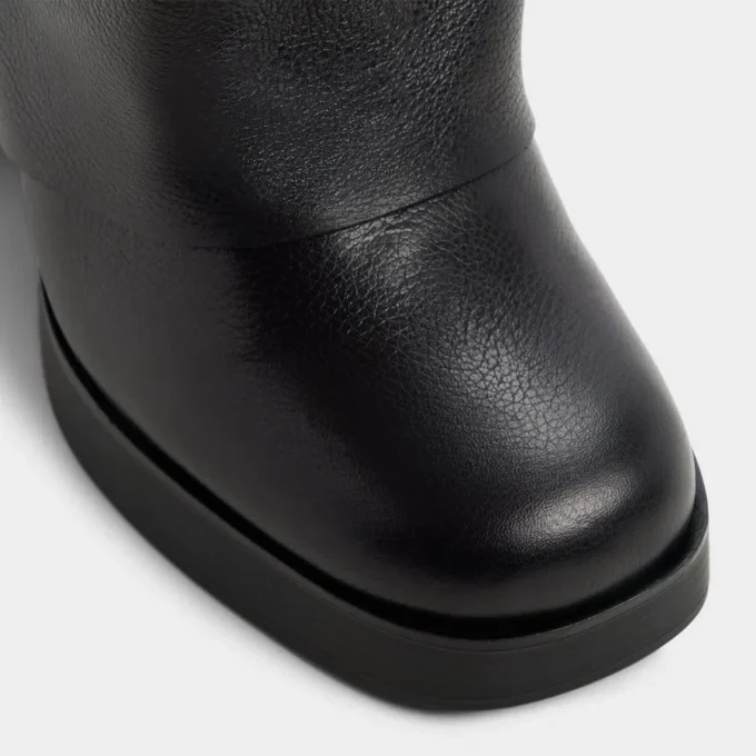 Maeveh Kniestiefel, Plateau