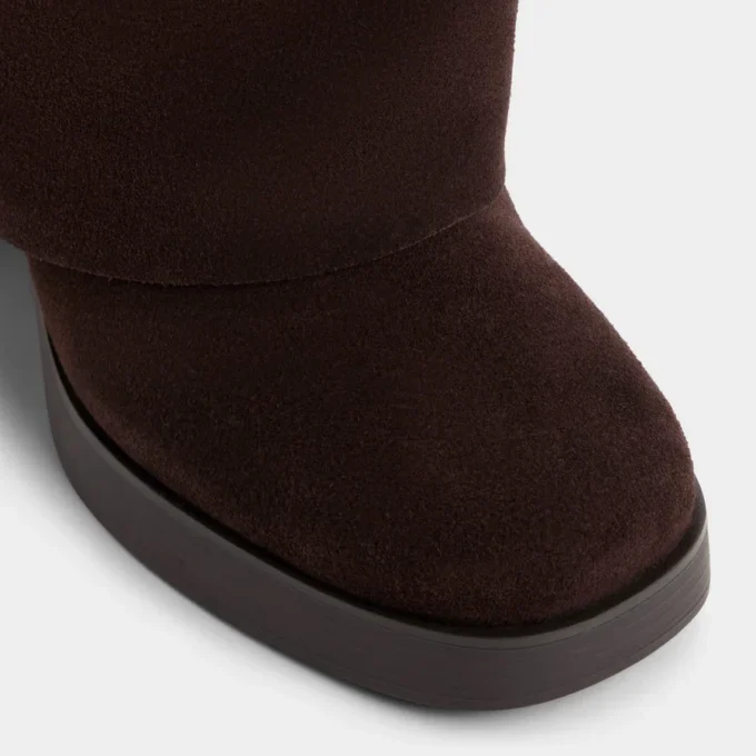 Maeveh Kniestiefel, Plateau
